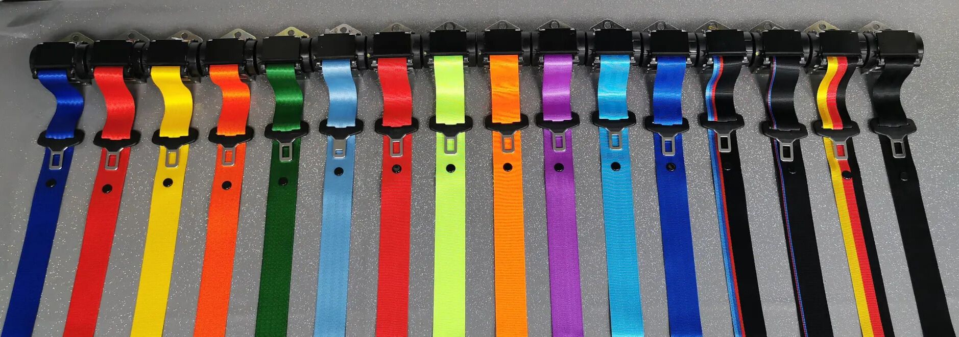 Gama completă de centuri auto colorate