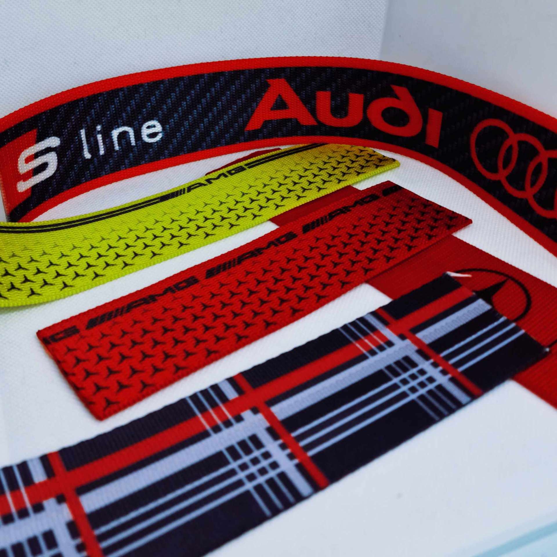 Mostră centură auto cu design fashion inspirat de branduri premium